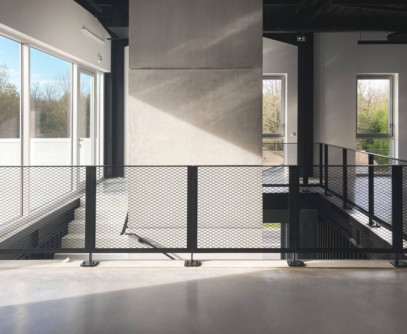 Intérieur avec ascenseur d'un bâtiment industriel à charpente métallique