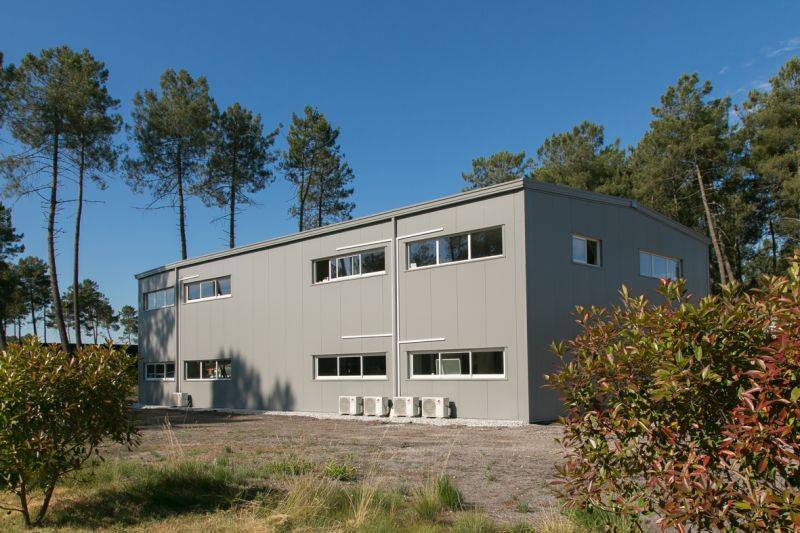 Extension du bâtiment professionnel de l'entreprise Innovatis System situé sur la Technopole Montesquieu à Martillac – Gironde