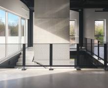 Intérieur avec ascenseur d'un bâtiment industriel à charpente métallique